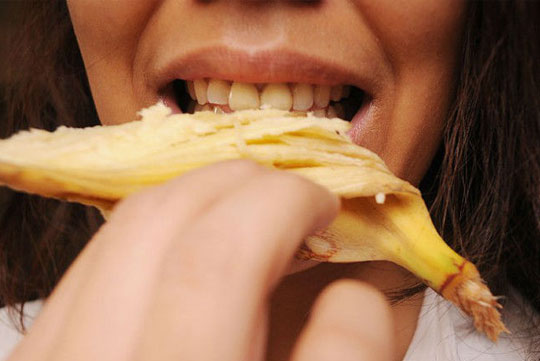 Stop-Throwing-Away-Banana-Peels-7-Ways-You-can-Use-Them-w2