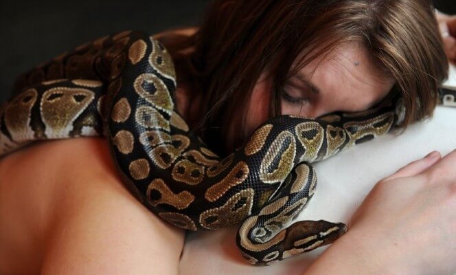 This Woman Sleeps With Her Snake Every Night-06