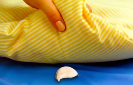 אחרי שתראו למה היא שמה שום מתחת לכרית של הבן שלה, אתם תרוצו לנסות גם!