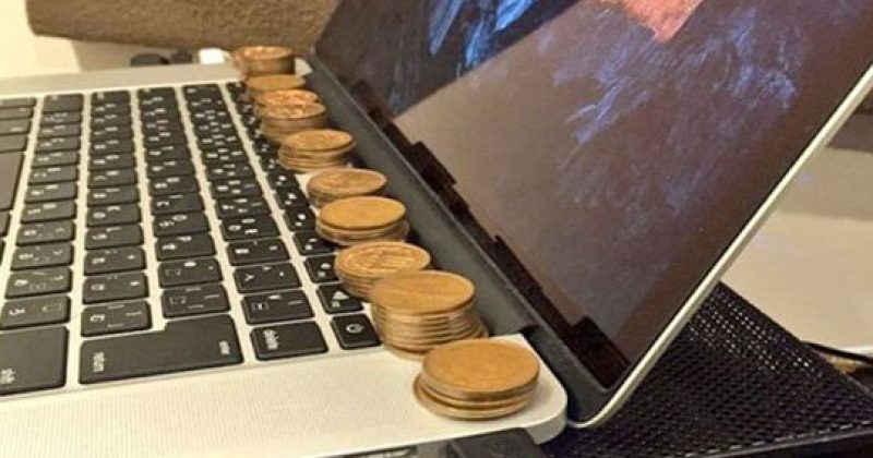 הוא שם מטבעות על המחשב הנייד שלו והשאיר אותם לכמה שעות. איך לא חשבנו על זה לפני?