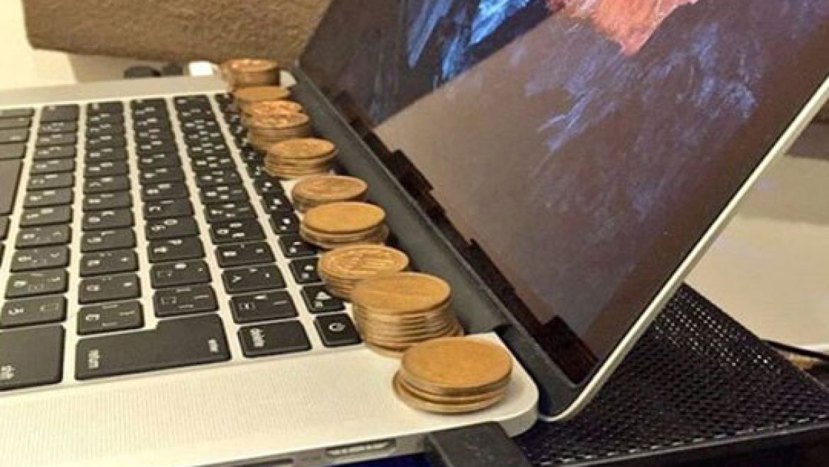 הוא שם מטבעות על המחשב הנייד שלו והשאיר אותם לכמה שעות. איך לא חשבנו על זה לפני?