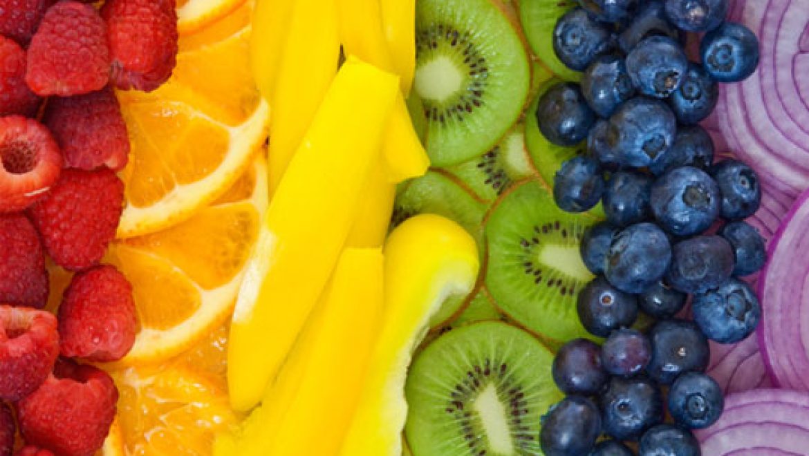 הסיבות לכך שעליכם לאכול קשת צבעונית של פירות וירקות