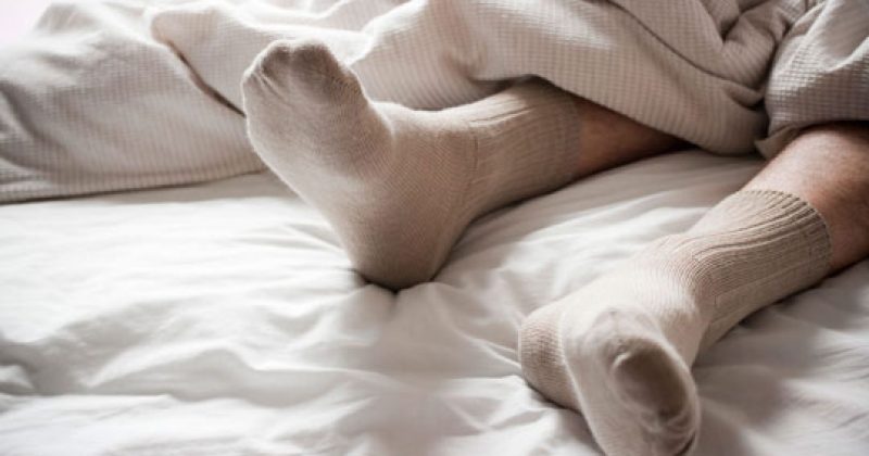 מה קורה לנו כשאנחנו ישנים עם גרביים