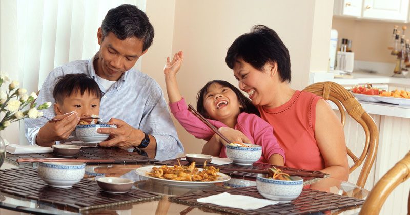 ארוחות משפחתיות על בסיס קבוע עוזרות להתפתחות ילדיכם