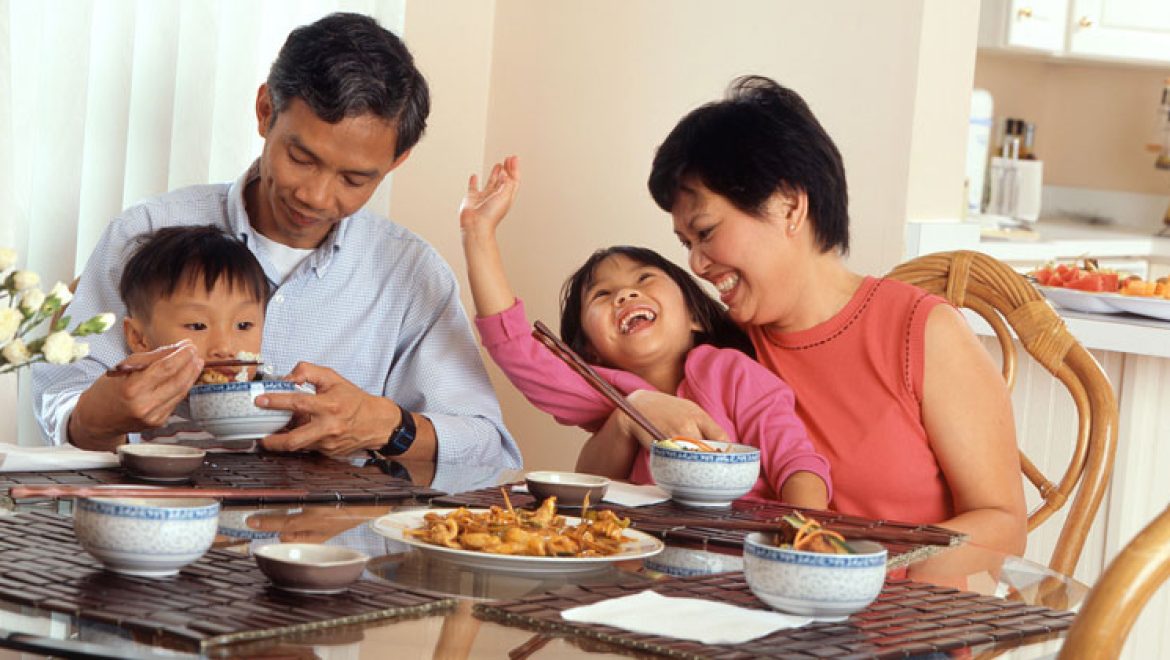 ארוחות משפחתיות על בסיס קבוע עוזרות להתפתחות ילדיכם
