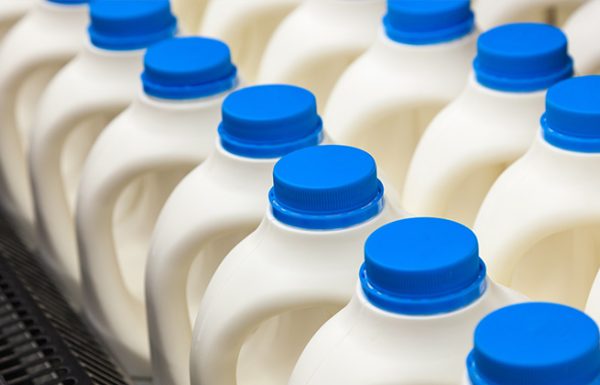 חלב דל שומן מכיל 20 מרכיבים רעילים ועל פי מדעני הרווארד אסור לכם לשתות אותו!