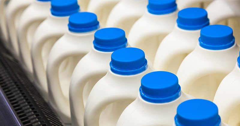 חלב דל שומן מכיל 20 מרכיבים רעילים ועל פי מדעני הרווארד אסור לכם לשתות אותו!