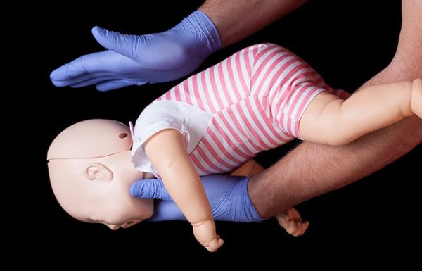 כך תצילו את התינוק מחנק, תוך 3 דקות בעזרת 2 פעולות פשוטות