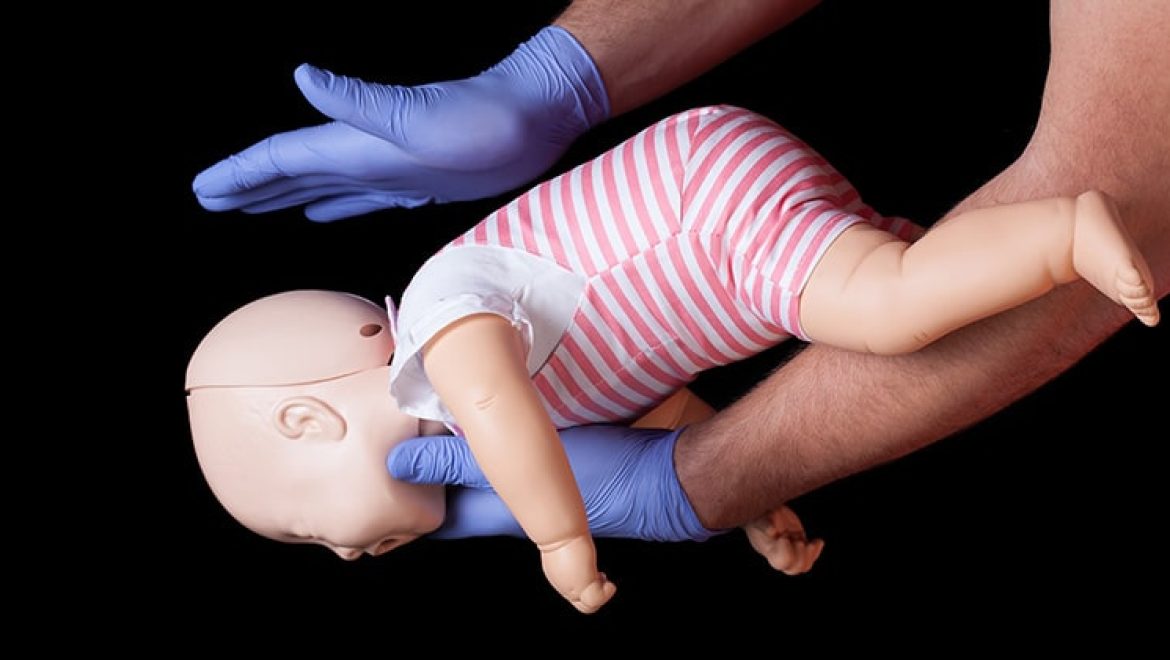 כך תצילו את התינוק מחנק, תוך 3 דקות בעזרת 2 פעולות פשוטות