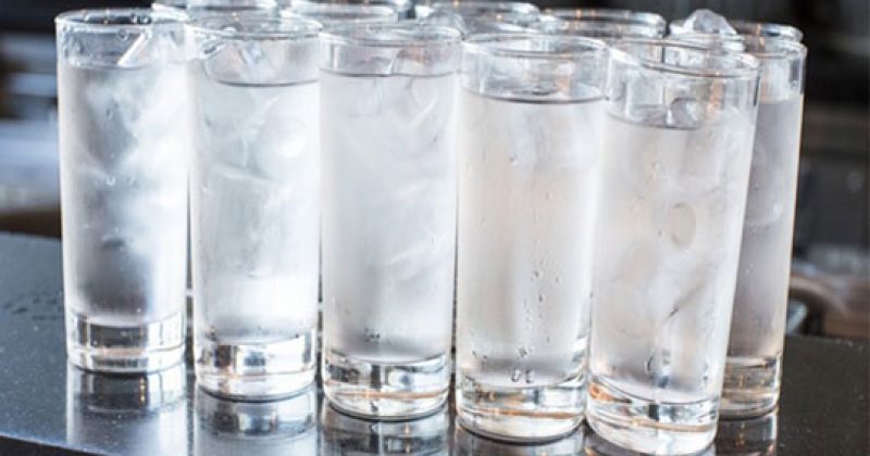 מדוע שתיית מים עם קרח כל כך מסוכנת עבורך?