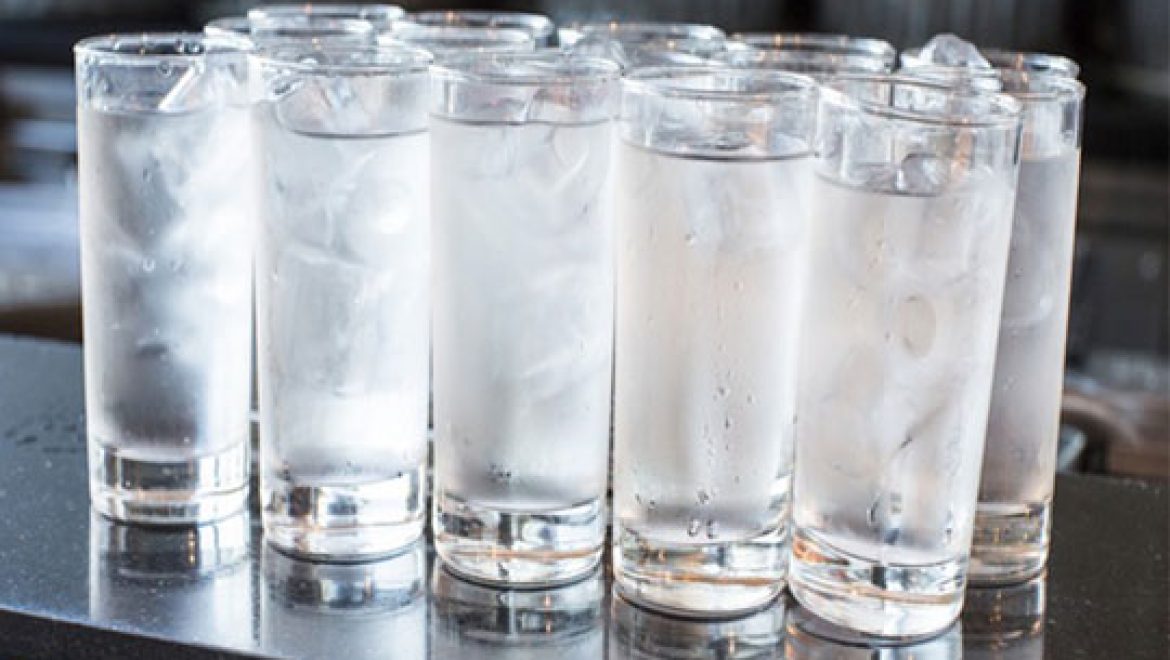 מדוע שתיית מים עם קרח כל כך מסוכנת עבורך?