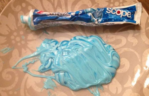 אימא נתנה לילדה שלה לשפוך את כל משחת השיניים שלה לצלחת. כל הורה צריך לעשות את זה!