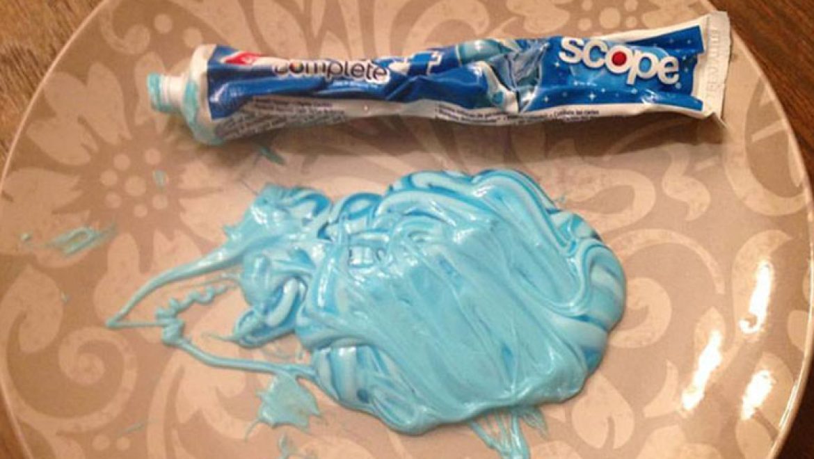 אימא נתנה לילדה שלה לשפוך את כל משחת השיניים שלה לצלחת. כל הורה צריך לעשות את זה!
