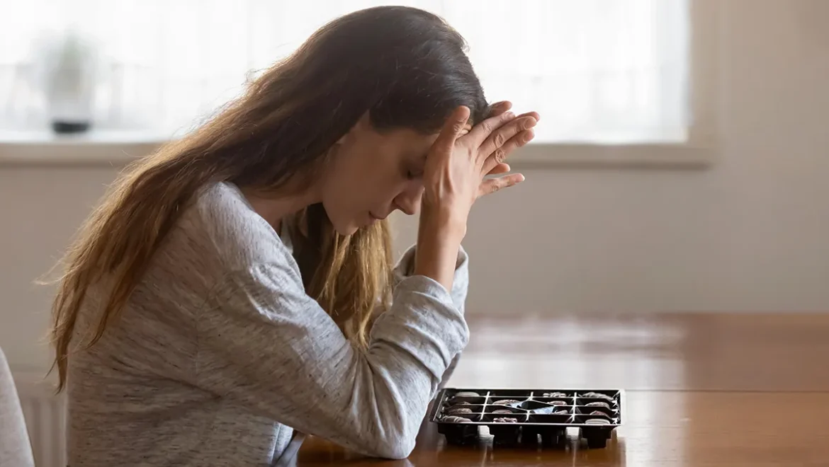 למה אנחנו נמשכים למתוק כשאנחנו עצובים? האמת המפתיעה שמאחורי זה