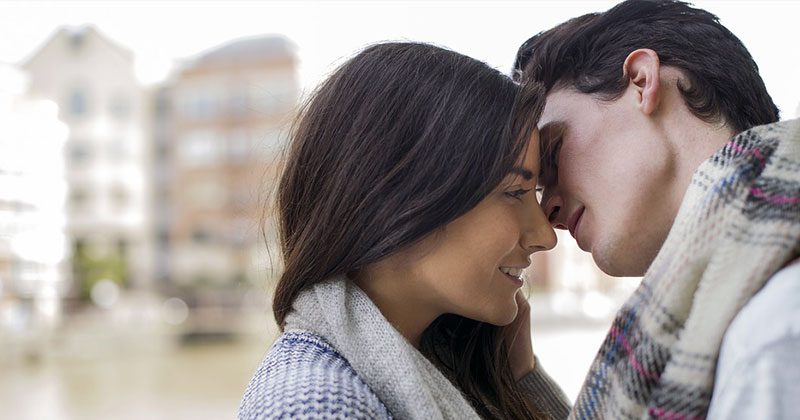 איך לנשק בחורה בתשוקה, כל גבר צריך לדעת את 5 הטכניקות האלה!