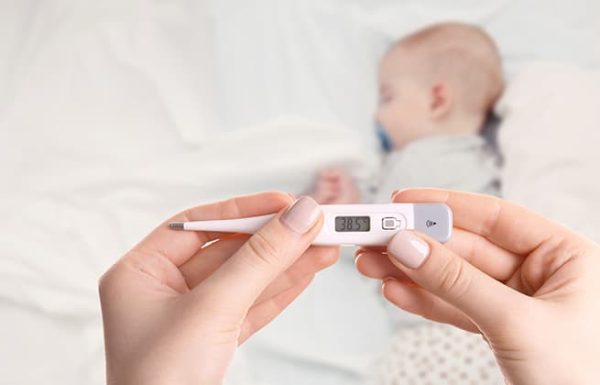 7 דרכים טבעיות ויעילות להורדת חום אצל תינוקות וילדים