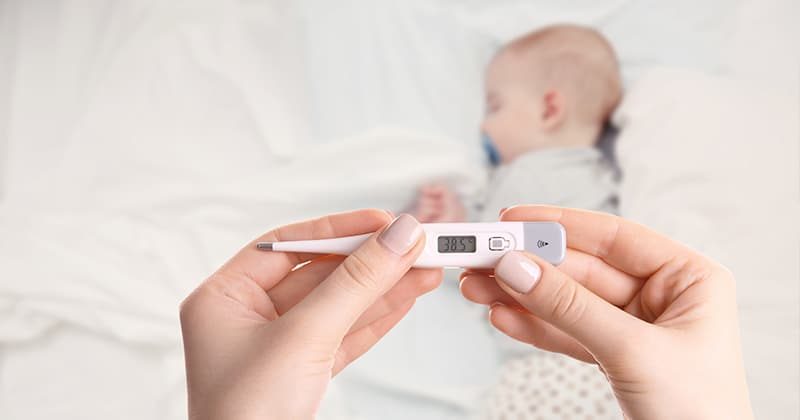 7 דרכים טבעיות ויעילות להורדת חום אצל תינוקות וילדים