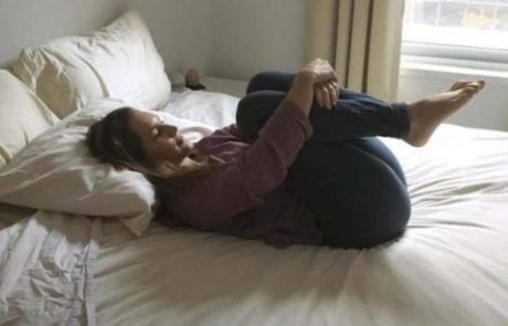 6 מתיחות שאתם צריכים לעשות לפני שאתם קמים מהמיטה